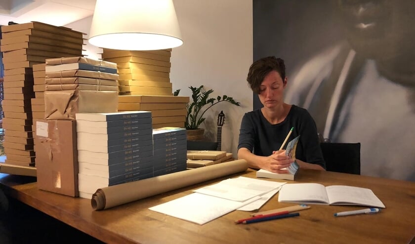 mirjan hijink signeert de boeken